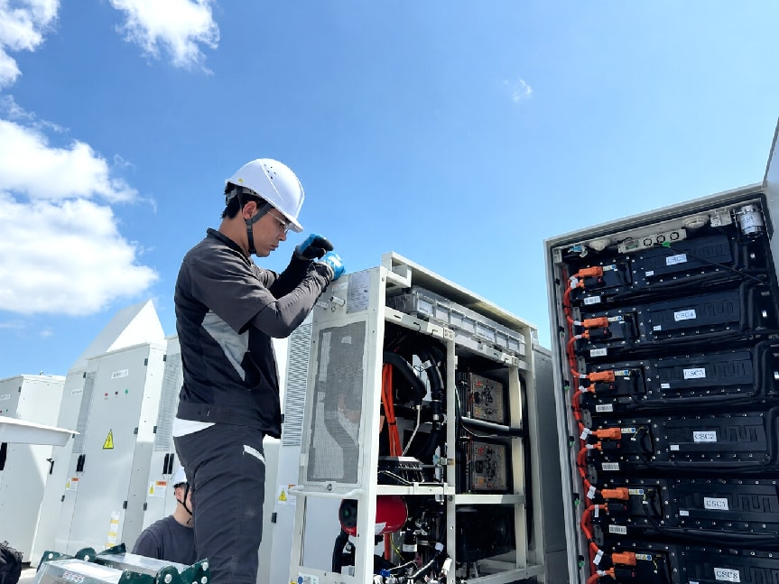 蓄電設備の現場試運転・保守の様子